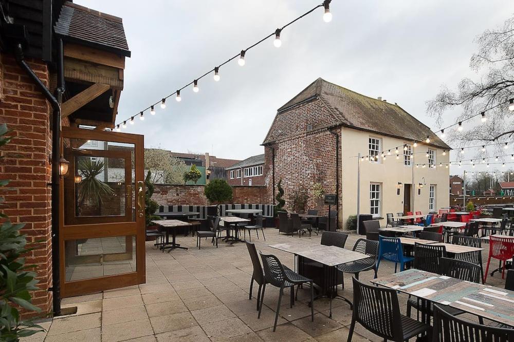 The Hatchet Inn Wetherspoon Newbury  Exterior foto